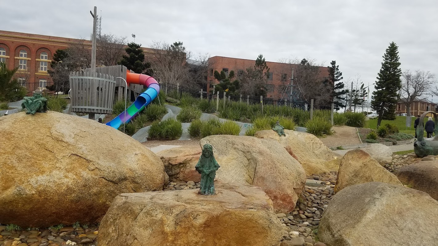 Poppy Kettle Fountain — Playgrounds in Geelong